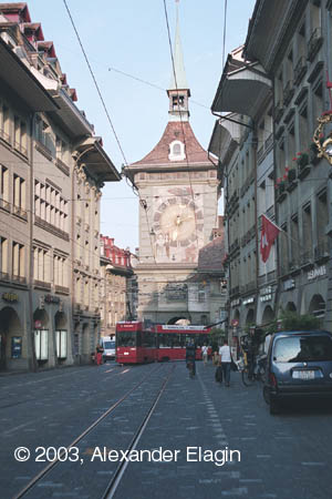 Западный фасад башни  и Рыночная улица